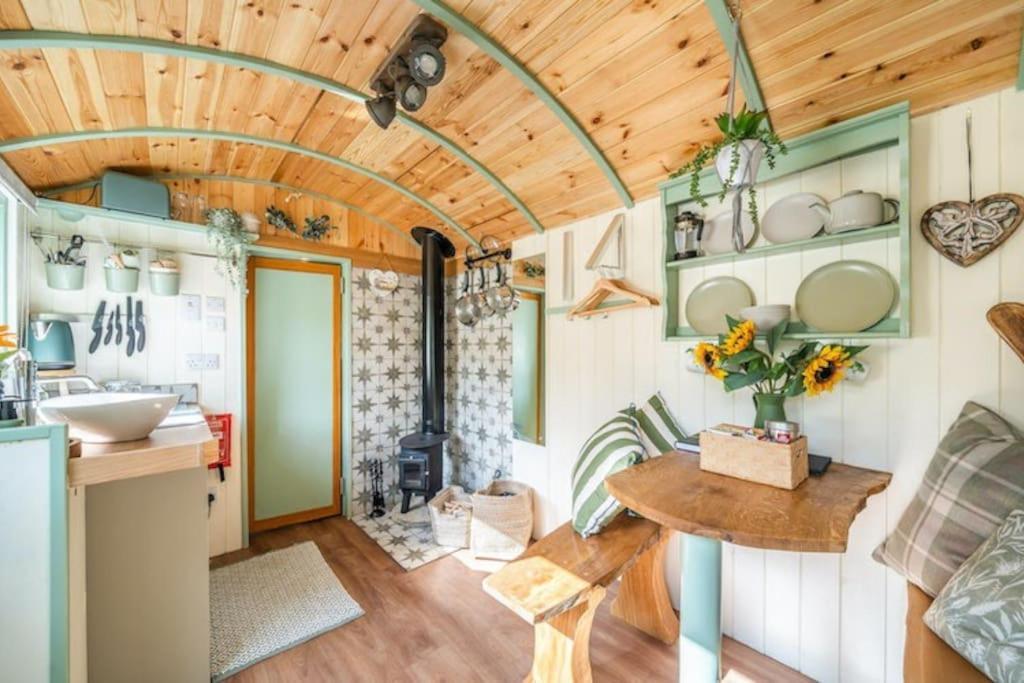 Spinney Retreats - 2 X Unique Shepherds Huts Dog Friendly Нортхемптон Экстерьер фото