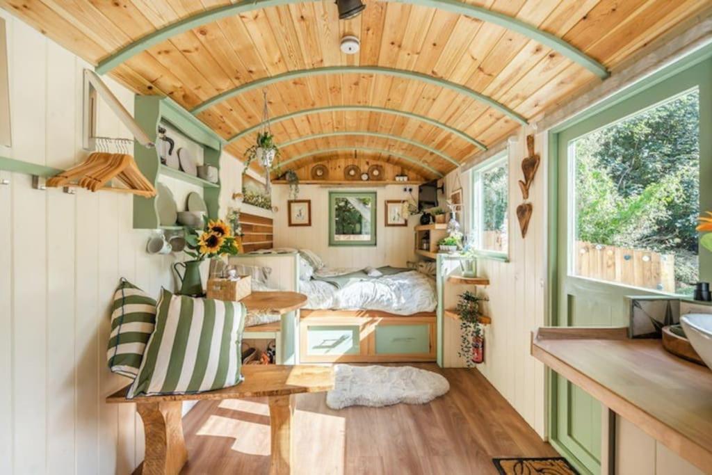 Spinney Retreats - 2 X Unique Shepherds Huts Dog Friendly Нортхемптон Экстерьер фото