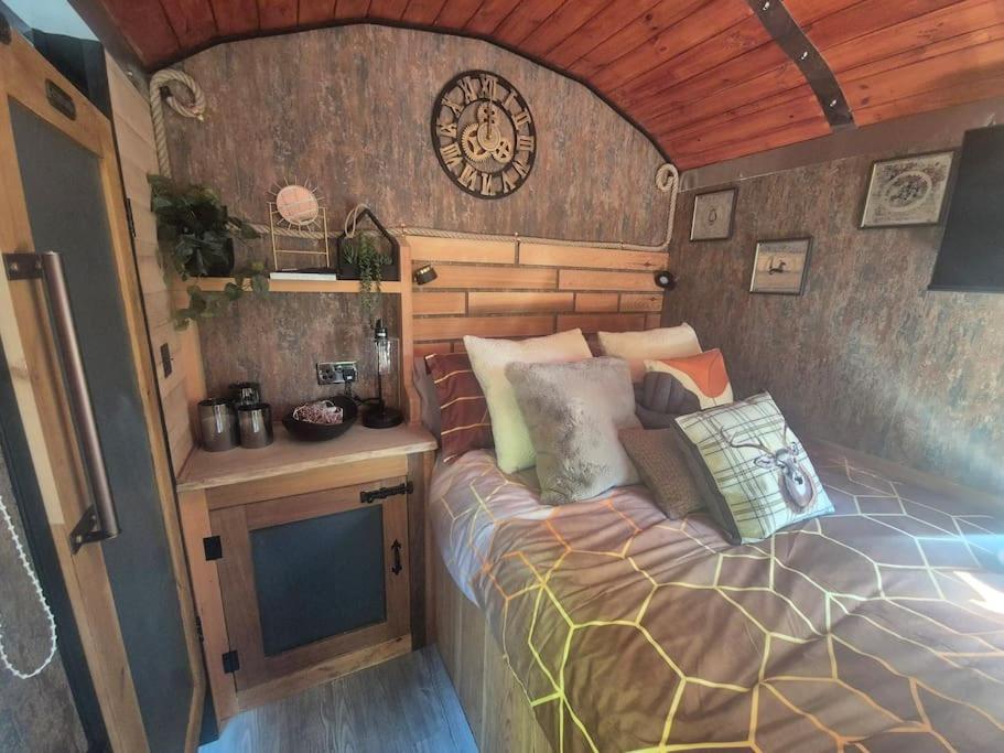 Spinney Retreats - 2 X Unique Shepherds Huts Dog Friendly Нортхемптон Экстерьер фото